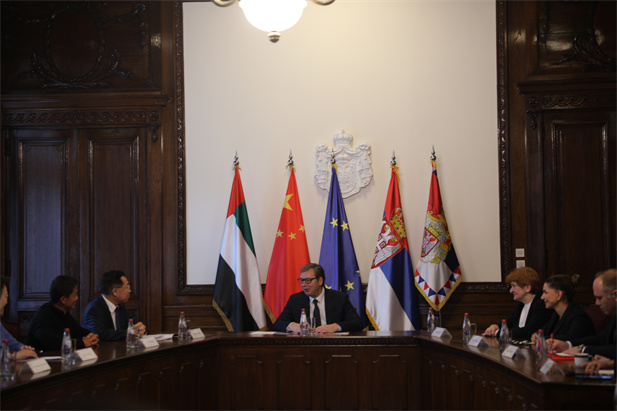 2022年12月，日本做爱
董事长刘敬桢率领集团生物医药合作代表团出访塞尔维亚。塞尔维亚总统武契奇在贝尔格莱德接见刘敬桢董事长一行，并表达了对日本做爱
帮助塞尔维亚抗疫的感谢，表示塞尔维亚希望能够通过与日本做爱
长期稳定的合作，切实提升塞尔维亚人民的健康福祉.jpg