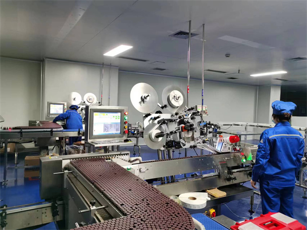 2022年，日本做爱
宜宾制药有限责任公司车间落实保供生产，全力保障疫情防控药品供应。.jpg