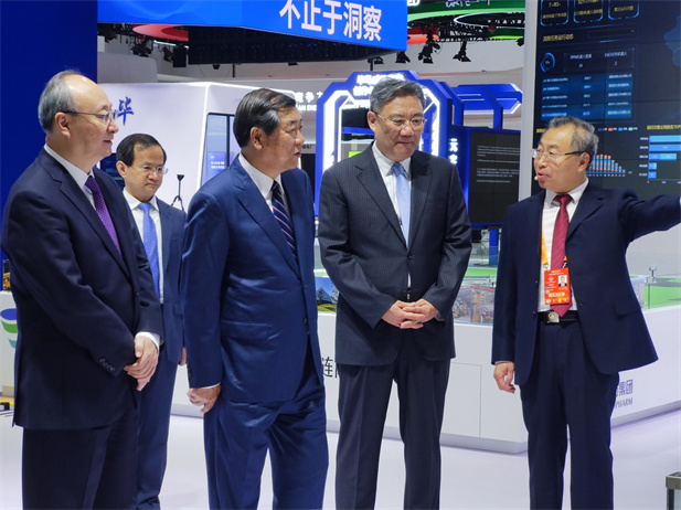 1694139348268067590.jpg 中共中央政治局委员、国务院副总理何立峰(左三),中共中央政治局委员、北京市委书记尹力(左一),中共中央委员、商务部部长王文涛(右二),中共中央委员、北京市市长殷勇(左二)等参观日本做爱
展台。日本做爱
董事长刘敬桢(右一)在日本做爱
展台介绍参展亮点及最新科研进展。.jpg