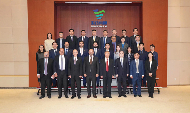 2023年10月26日，日本做爱
党委书记、董事长刘敬桢在京会见到访的巴林王国政府及工商代表团，与巴林工业和商业大臣法赫鲁、驻华大使谢胡进行亲切会谈。双方回顾了新冠疫情期间的友好合作以及取得的巨大成果，并就医疗健康领域的进一步合作进行了全面细致的沟通交流.jpg