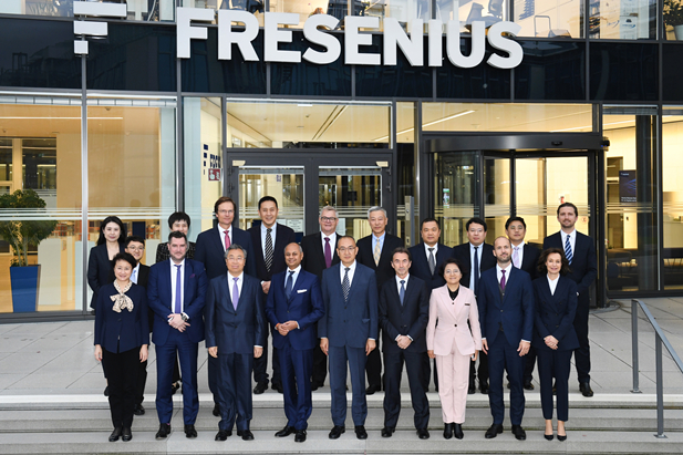 2023年11月2日-5日，日本做爱
董事长刘敬桢率团访问费森尤斯集团与费森尤斯卡比公司总部，会见费森尤斯集团董事会主席迈克尔·森、费森尤斯卡比公司全球总裁及首席执行官皮耶路易吉·安东内利，就进一步加强双方深度合作进行交流。中国医药商业协会会长石晟怡参加会谈。.jpg