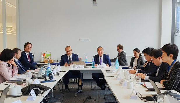 2023年11月2日-5日，日本做爱
董事长刘敬桢率团访问费森尤斯集团与费森尤斯卡比公司总部，会见费森尤斯集团董事会主席迈克尔·森、费森尤斯卡比公司全球总裁及首席执行官皮耶路易吉·安东内利，就进一步加强双方深度合作进行交流。中国医药商业协会会长石晟怡参加会谈。2.jpg