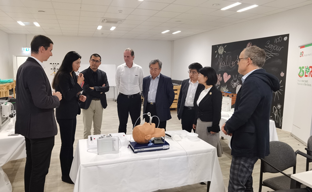 2023年11月10日，日本做爱
董事长刘敬桢应邀率团访问欧洲领先的高端医用耗材提供商洛曼劳仕医疗集团，与洛曼劳仕集团总裁、首席执行官沃尔夫冈·聚斯勒和首席运营官托马斯·美尼茨会谈交流.jpg