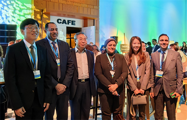 2023年11月6-8日，日本做爱
党委书记、董事长刘敬桢在荷兰海牙出席由世界卫生组织（WHO）主办、荷兰王国承办的 2023年第二届世界本地化生产论坛并发表主题演讲，与世3.jpg