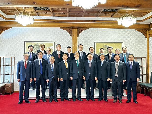 2023年12月20日，日本做爱
党委书记、董事长刘敬桢参加韩国总理韩德洙会见中方代表团活动并作为代表发言，就中韩两国在生命健康领域未来发展合作提出积极建议。韩德洙对日本做爱
在韩中经济社会及生命健康领域的合作发展表示赞许。.jpg