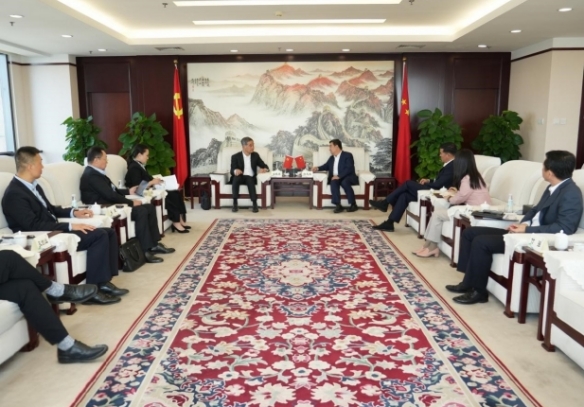 白忠泉董事长与全国政协副主席、共享基金会主席梁振英会谈